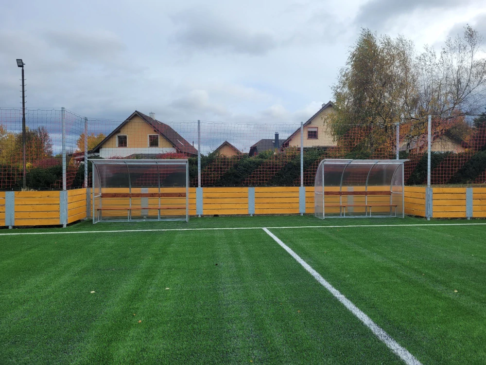 Fotbalová střídačka 5 m s dřevěnou lavicí